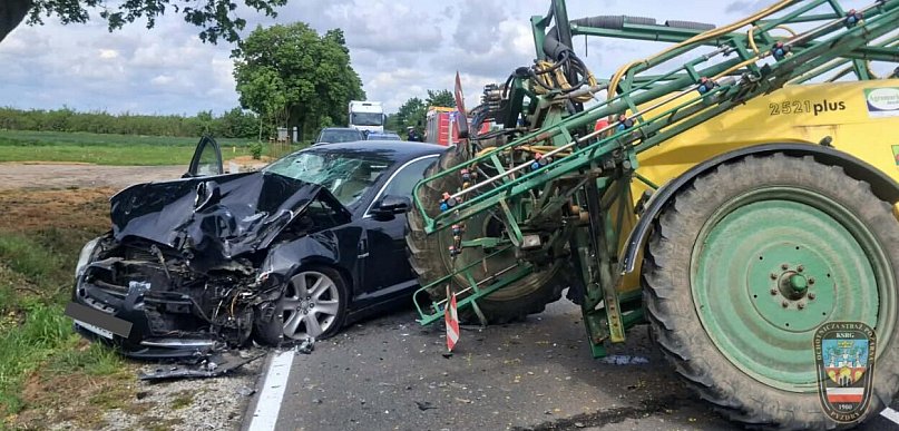 Samochód uderzył w ciągnik z opryskiwaczem