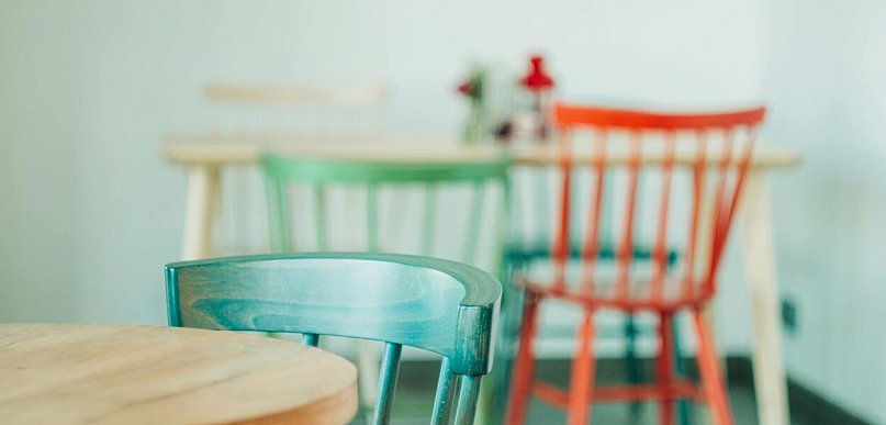 Nowoczesne wnętrza z klasą – jak mądrze wybrać meble do salonu i jadalni?