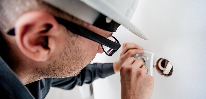 Jak wybrać idealne gniazdka elektryczne? 4 wskazówki, o których musisz pamiętać