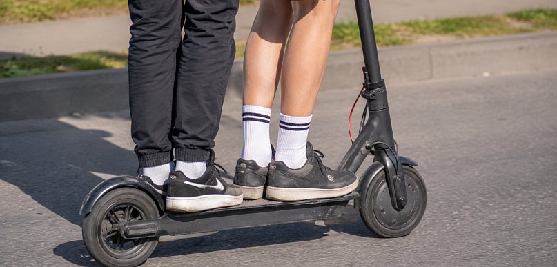 Grupowa podróż hulajnogami przerwana przez policję