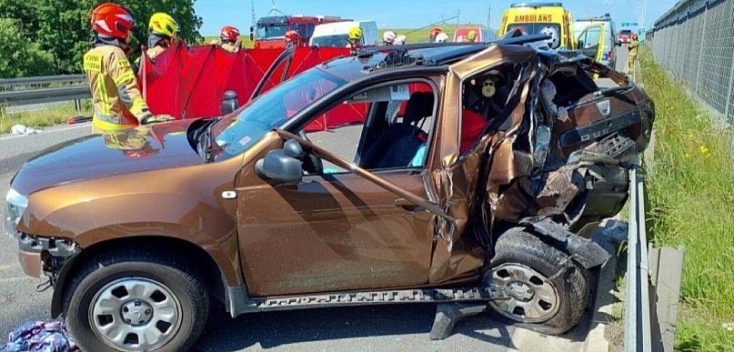 REGION: Śmierć na drodze. Bus uderzył w stojącą osobówkę