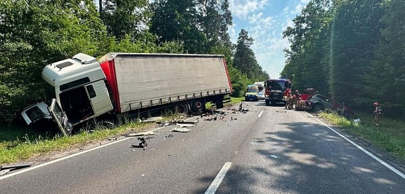 REGION: BMW zderzyło się z ciężarówką. Kierowca nie żyje