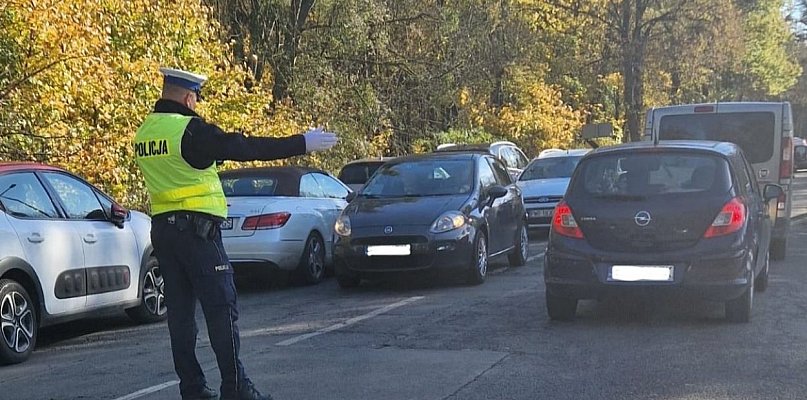 Samochodem pod sam grób. Drogowa paranoja już trwa - 39989