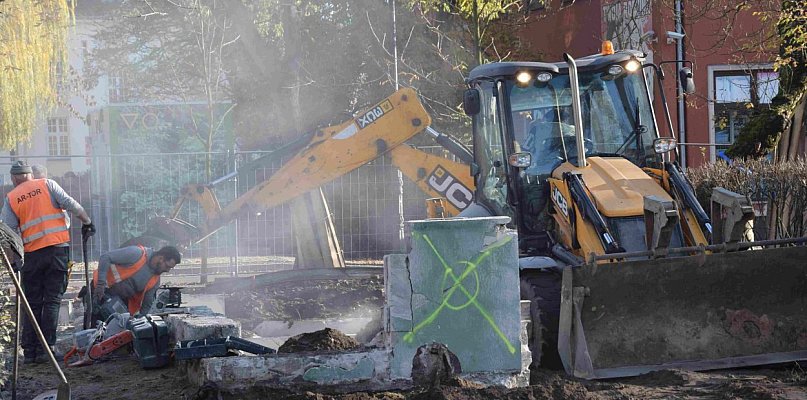 Szalet miejski wyburzony. Tutaj karierę zaczynał burmistrz Wrześni - 40172