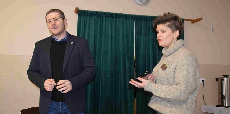 Krowy, kolej i wiatraki w Spławiu. Wójt wszedł na śliskie tematy [FOTO]