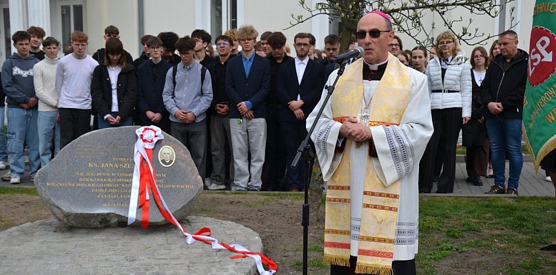 Filmy, książka i pomnik. Września upamiętniła ks. Szlachtę (FOTO)