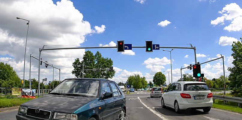 Rozproszony kierowca wjechał pod prąd z telefonem w ręku [WIDEO]