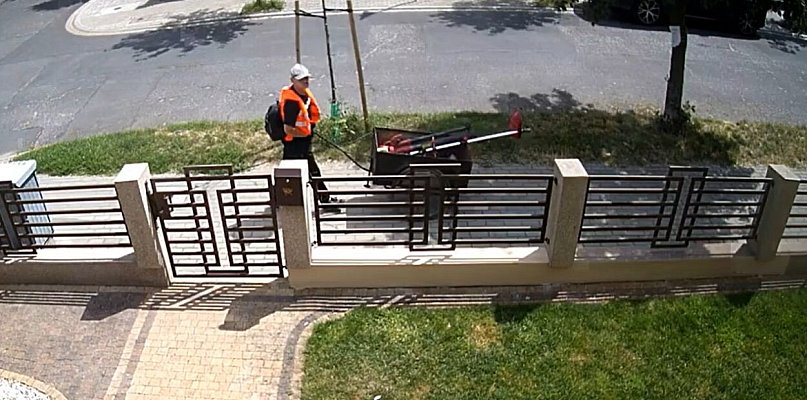 Mieszkaniec ostrzega: Złodziej udaje pracownika komunalnego! (WIDEO)