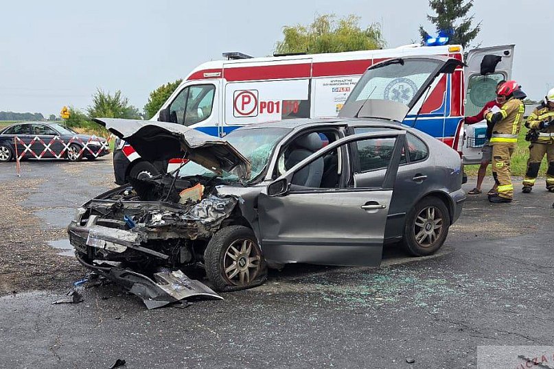 Zderzenie osobówki z pojazdem ciężarowym