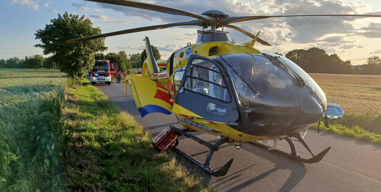 Motocyklista uderzył w drzewo. 26-latek w ciężkim stanie trafił do szpitala