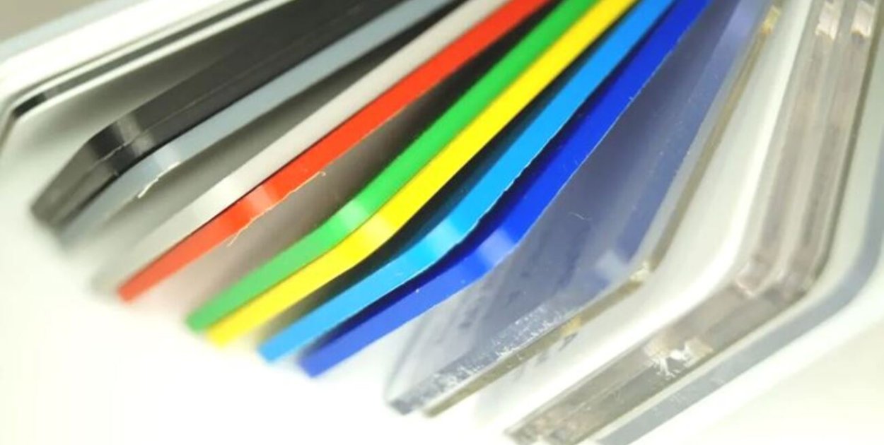 Tworzywa sztuczne w reklamie wizualnej