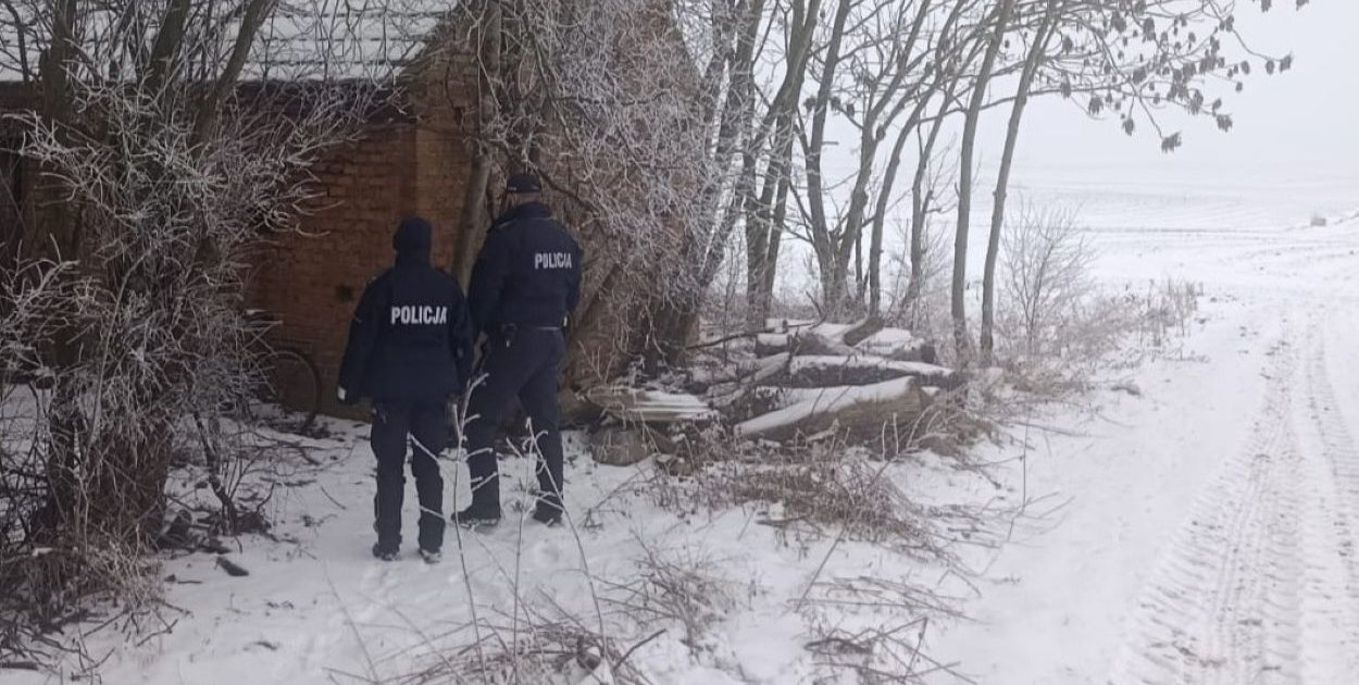 Mróz zabija. Nocna akcja policji uratowała bezdomnego z samochodu