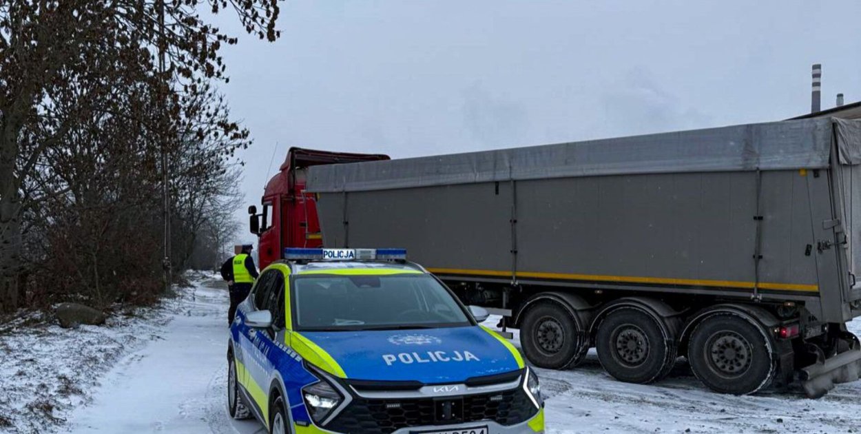 Bryły lodu spadły z naczepy i uderzyły w inny pojazd