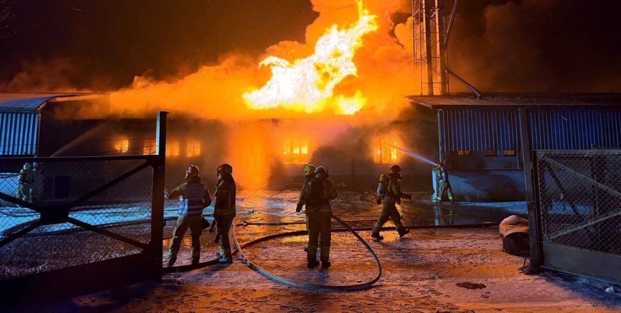 Płonęła hala pełna zboża. Dach runął, wsie bez wody (FOTO)