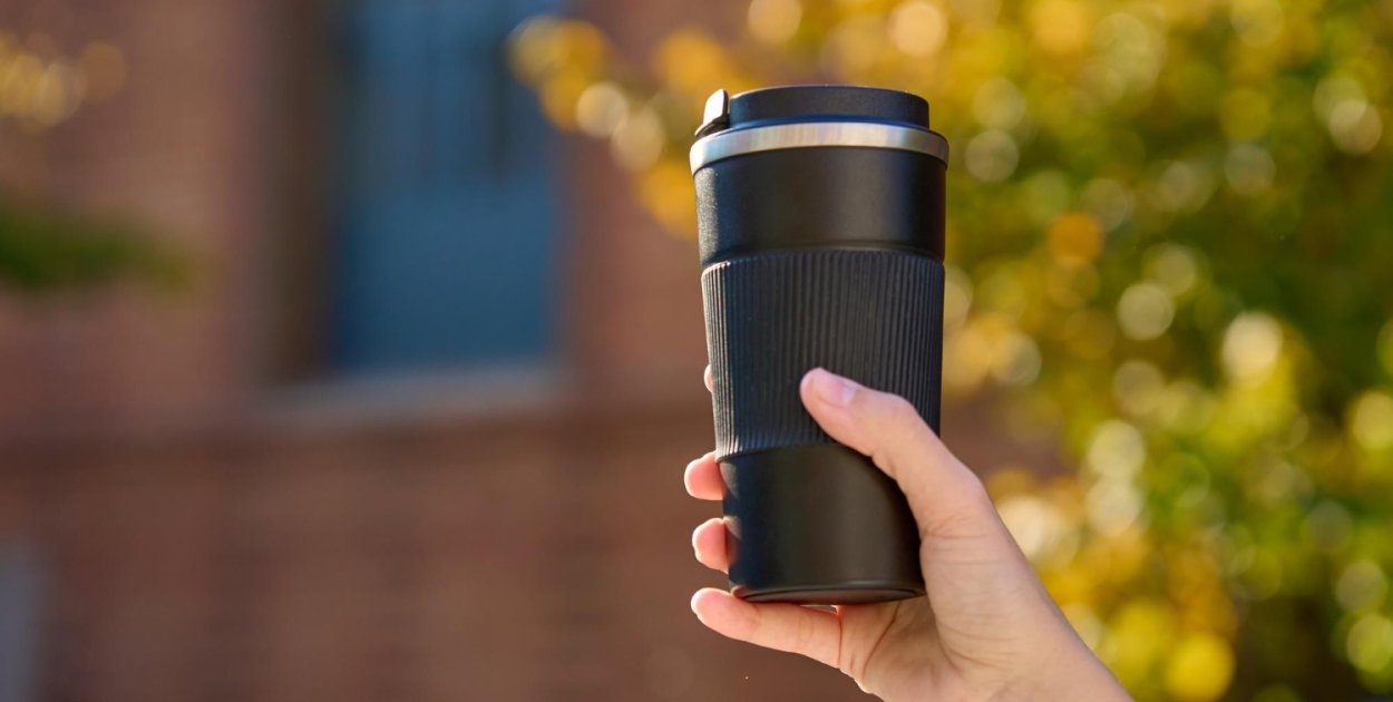 Kubki termiczne z nadrukiem, a widoczność logo