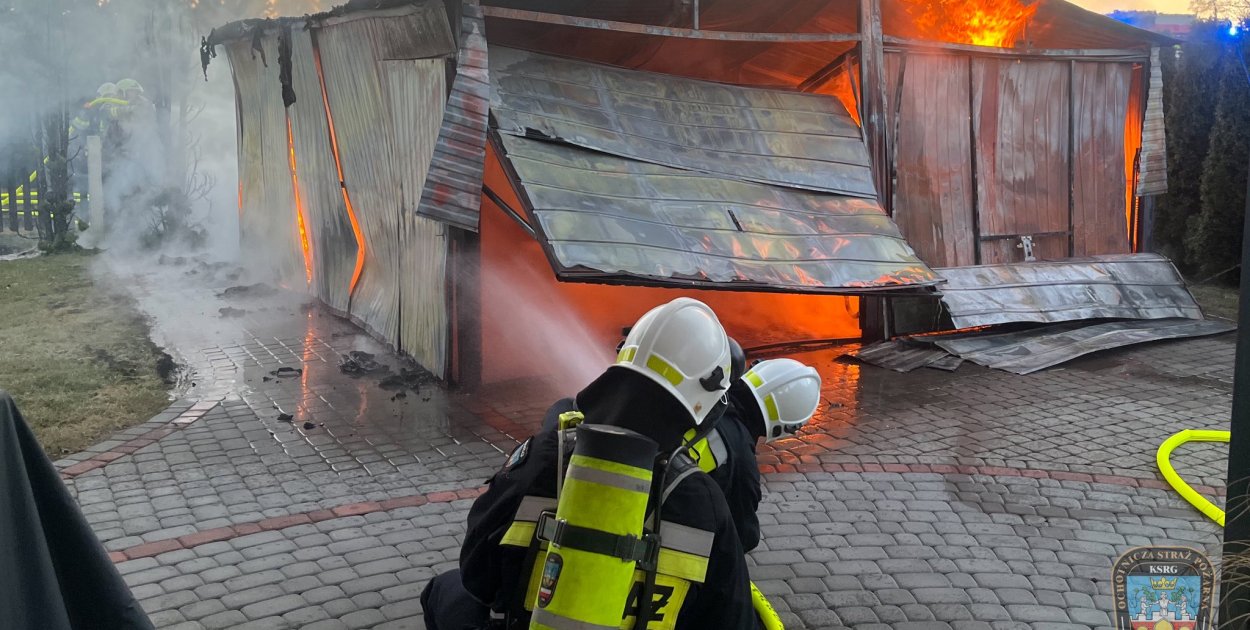 Pożar garażu z autem, a niedługo później kolejnego samochodu [FOTO]