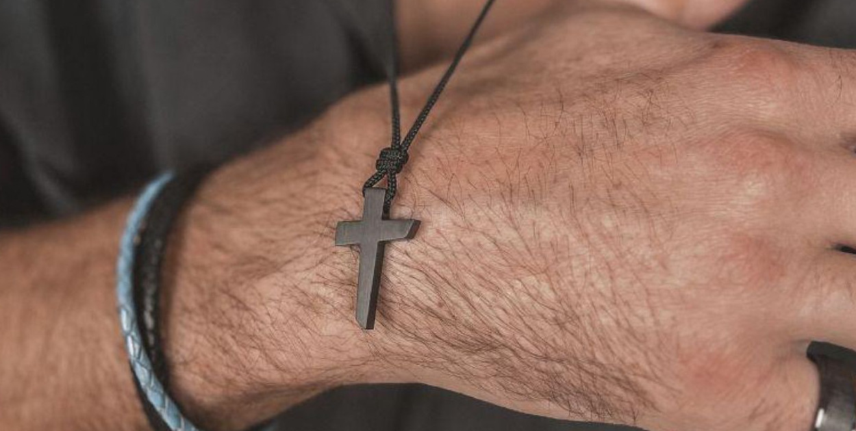 Naszyjnik z krzyżem Manoki – pomysł na prezent dla niego