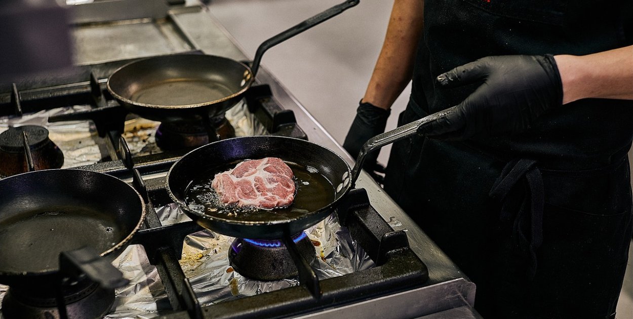 Wydajność obróbki termicznej: Jak piece konwekcyjno-parowe wpływają na mniejszy ub