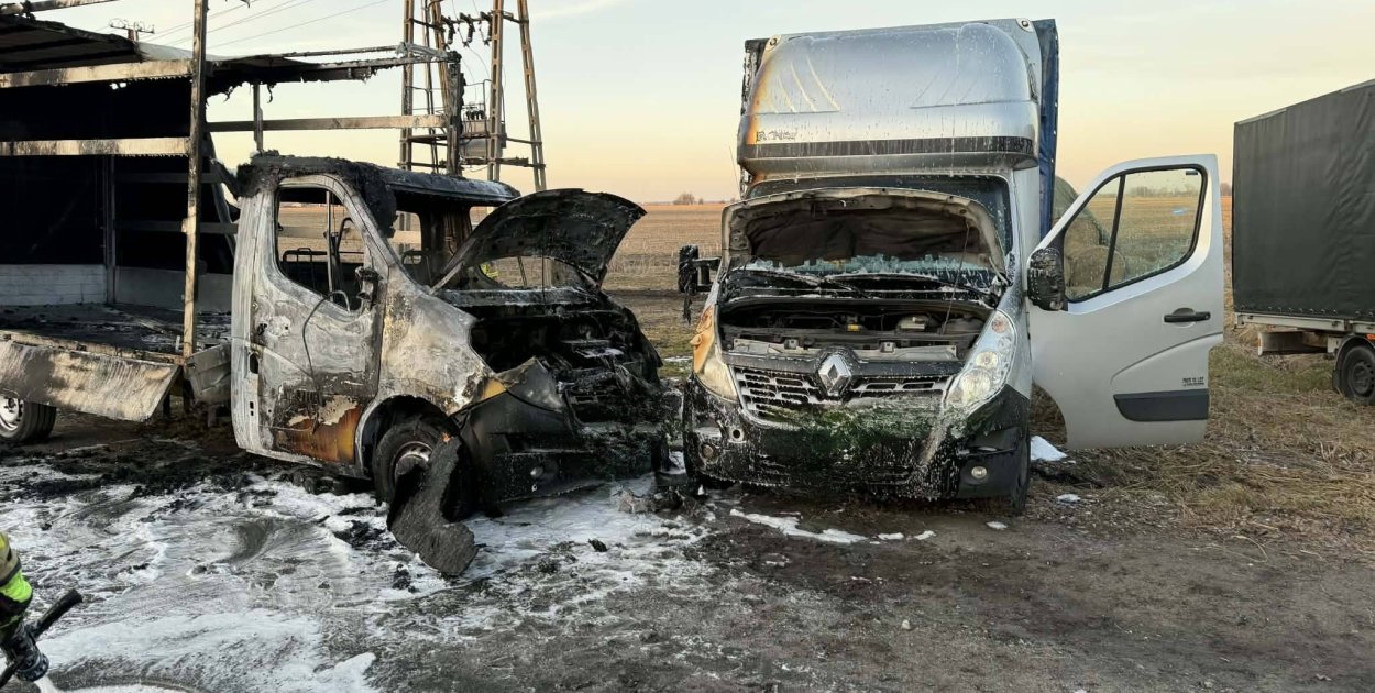 Ogień przerzucił się na stojący obok drugi samochód [FOTO]