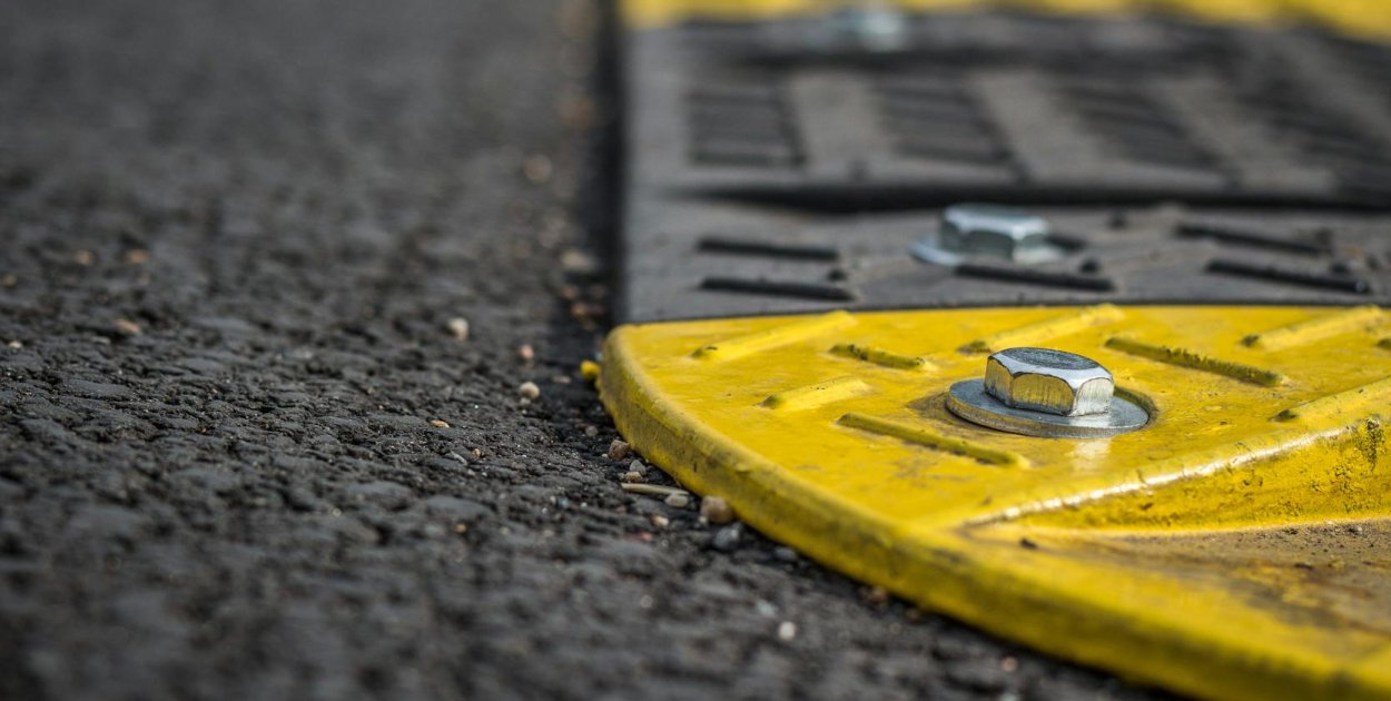 Progi zwalniające i progi wyspowe we Wrześni. Jak skutecznie uspokoić ruch na osie