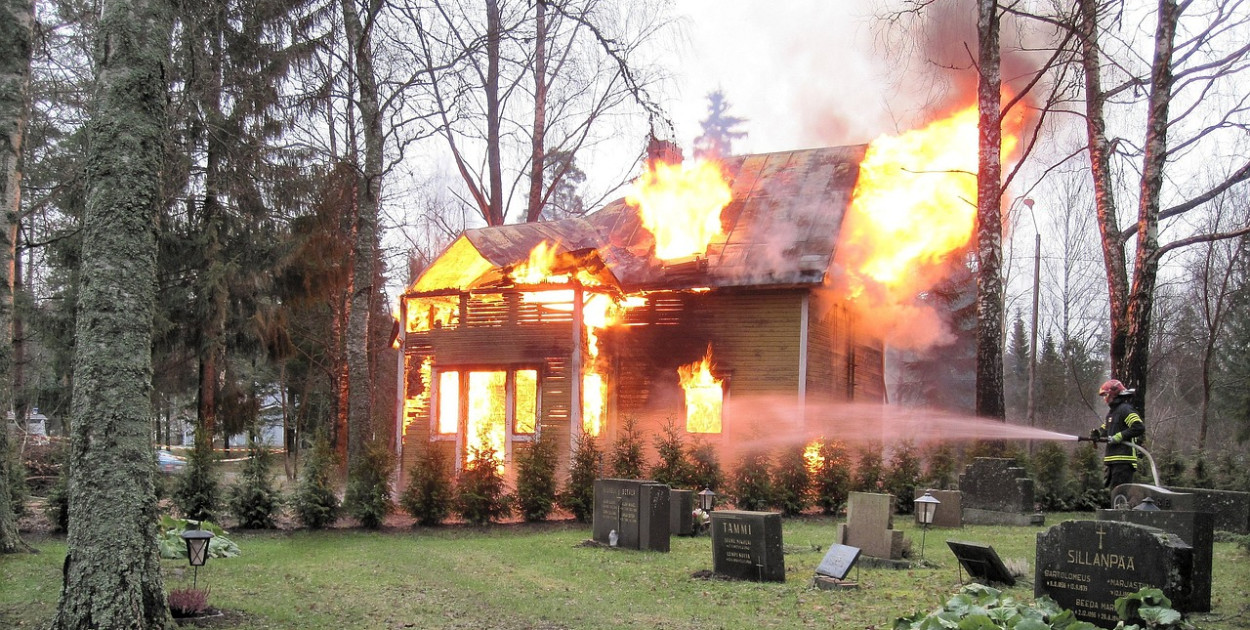 Czy po pożarze można zostać w mieszkaniu? Zagrożenia, których nie widać