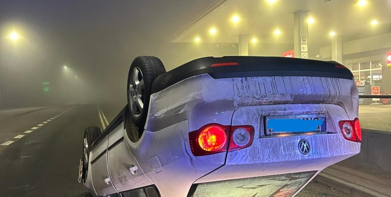 Dachowanie samochodu na ul. Działkowców we Wrześni