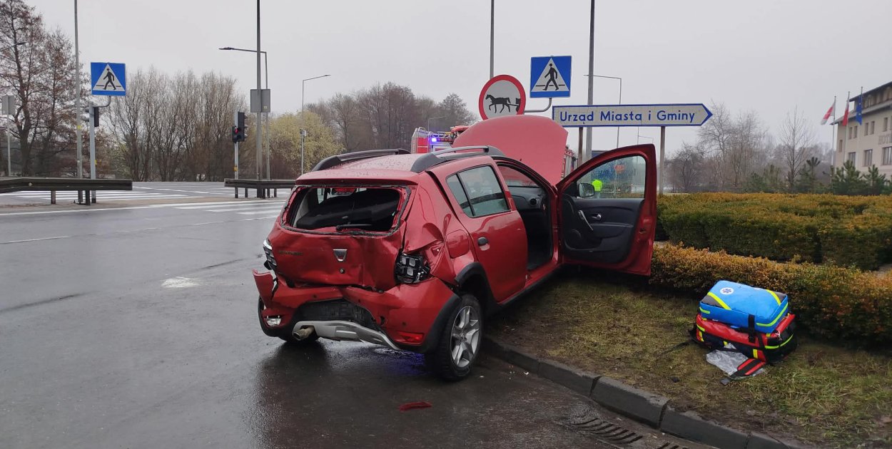 Zderzenie na skrzyżowaniu. Jedna osoba ranna