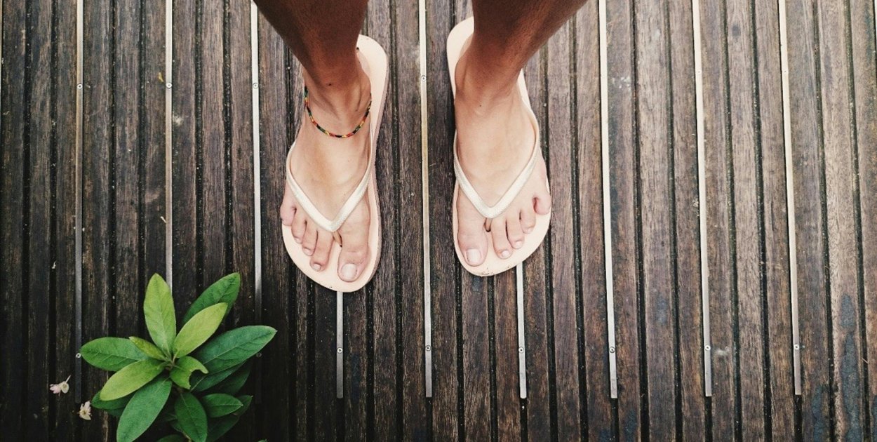 Jak wybrać wygodne klapki ogrodowe, które sprawdzą się także w domu i latem?