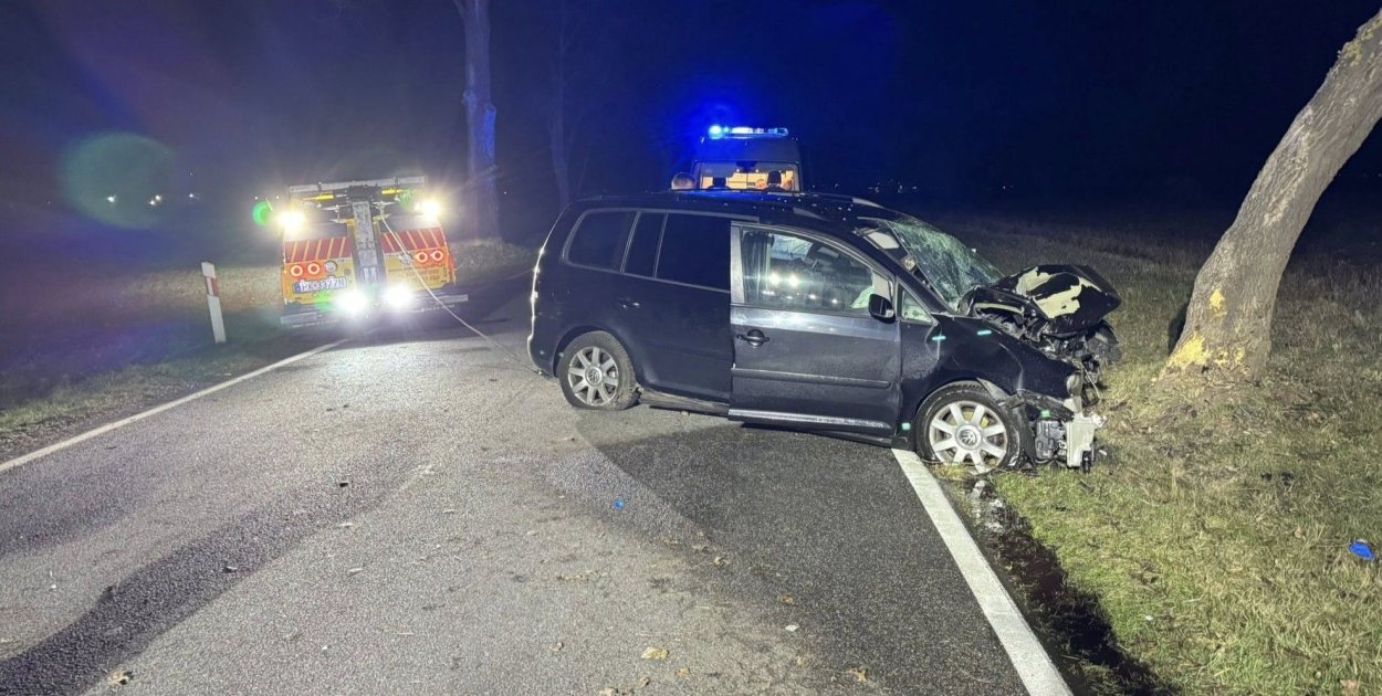 REGION: Rodzina w aucie, uderzenie w drzewo. Zginął mężczyzna