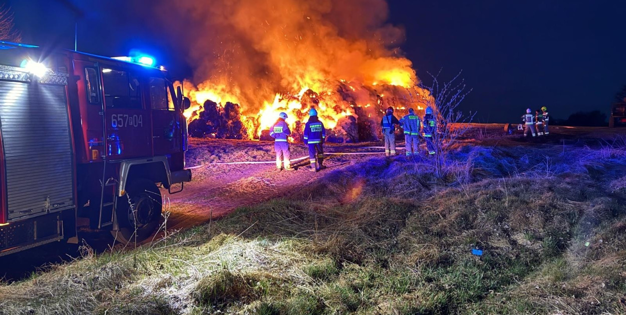 Pożar stogu w Sokolnikach. Czy to było podpalenie? [FOTO]