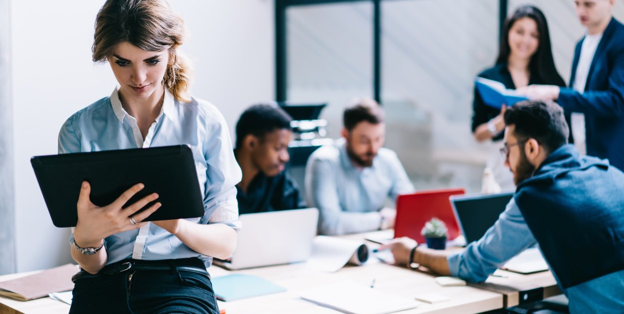 Jak wybrać najlepszy faktoring dla firmy – kompleksowy przewodnik