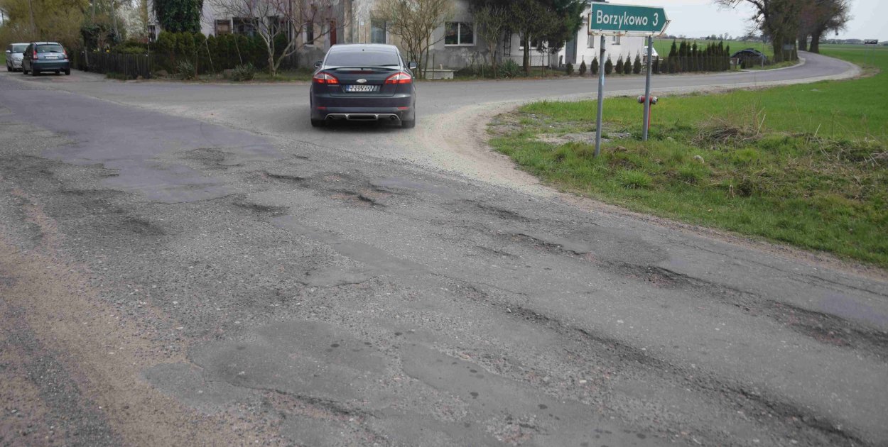 Koszmar w Gorazdowie. Ta droga to ser szwajcarski, a nie ulica! [FOTO]