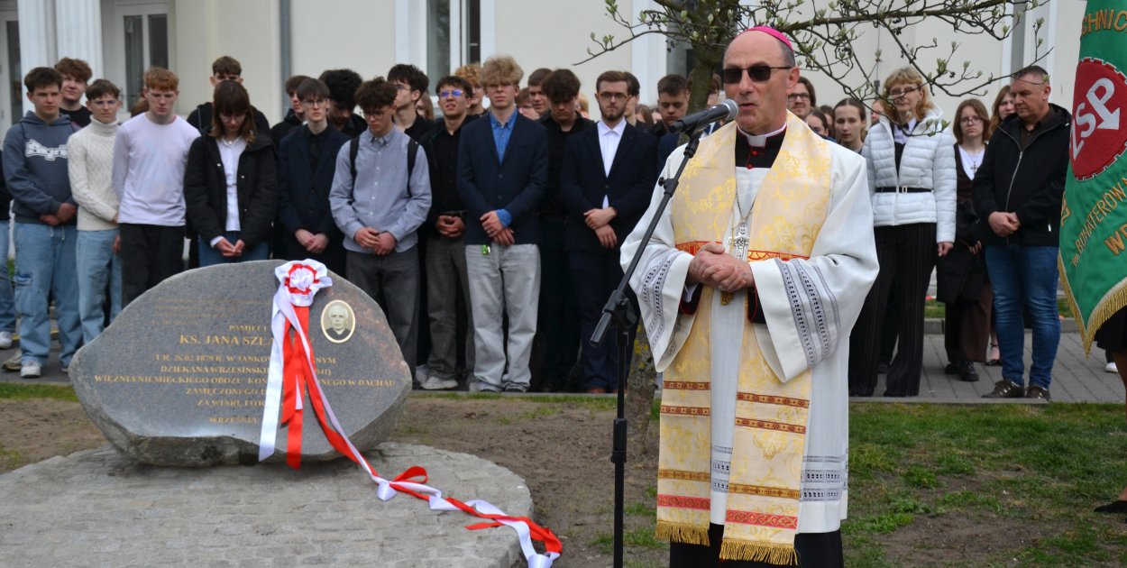 Filmy, książka i pomnik. Września upamiętniła ks. Szlachtę (FOTO)