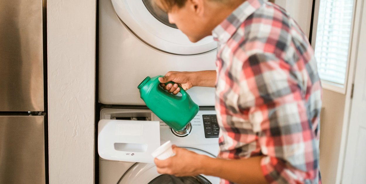 Płyn do płukania – jak wybrać i stosować, by ubrania były miękkie i świeże?