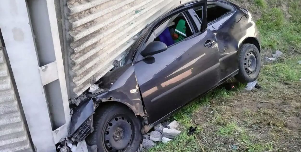 REGION: Auto wbiło się w beton. 35-latek zginął na miejscu